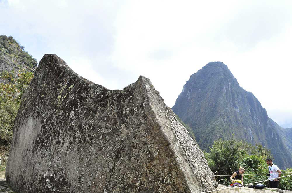 Roca tallada semejante al Huayna Picchu