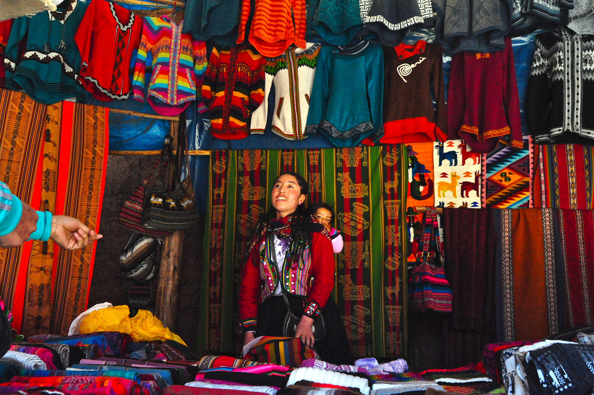 Mercado de textilería y artesanía en Chinchero