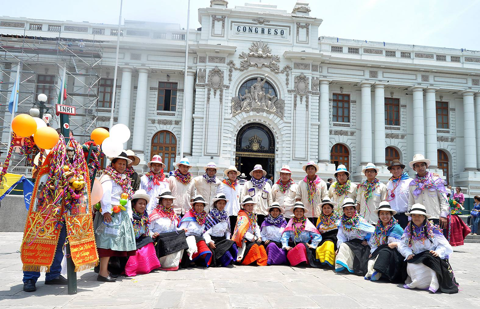 Bailantes de todas los Barrios frente al Congreso-Lima