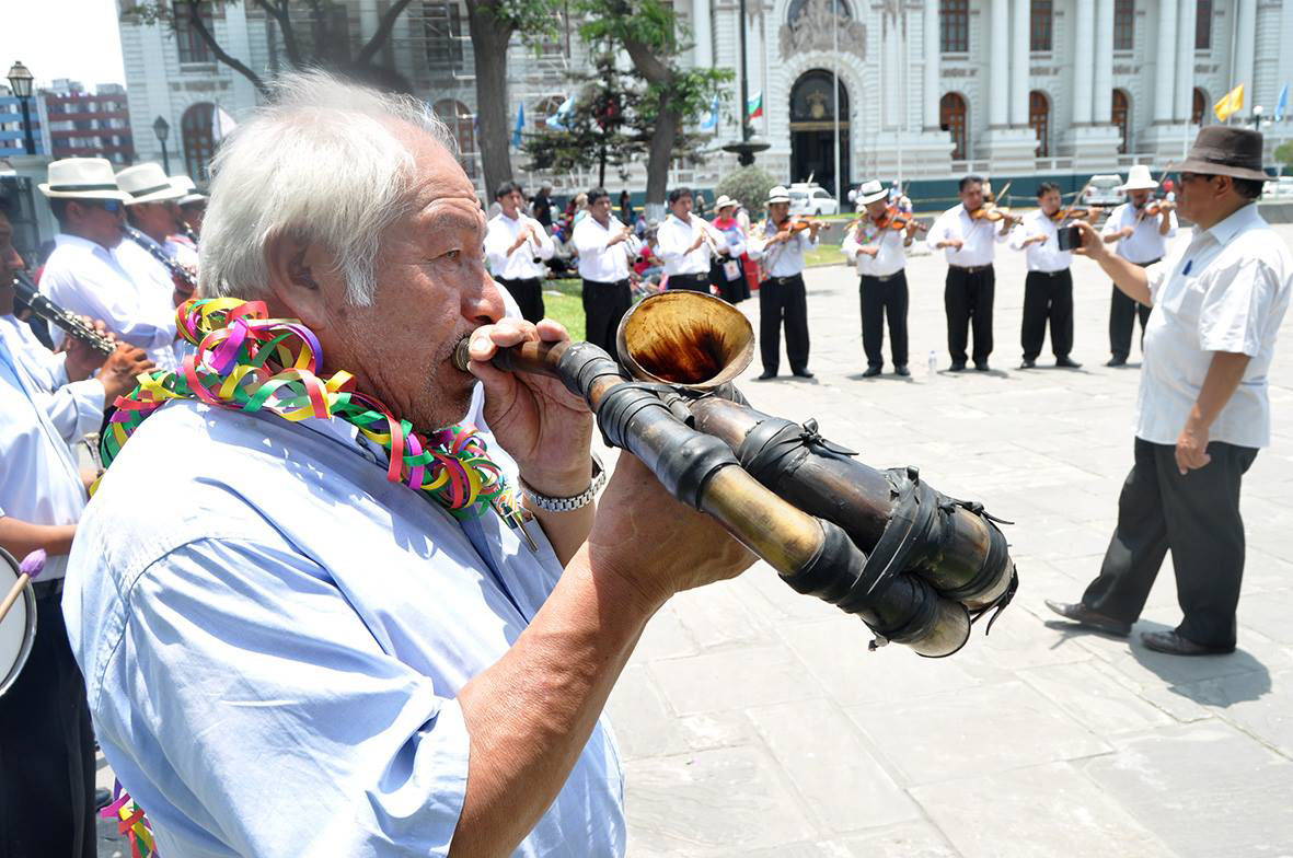 Orquesta del Carnaval Marqueño frente al Congreso-Lima