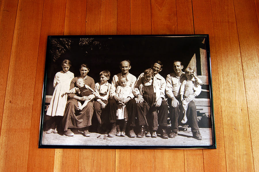 Fotografía de los primeros colonos en la Casa antigua Palmira