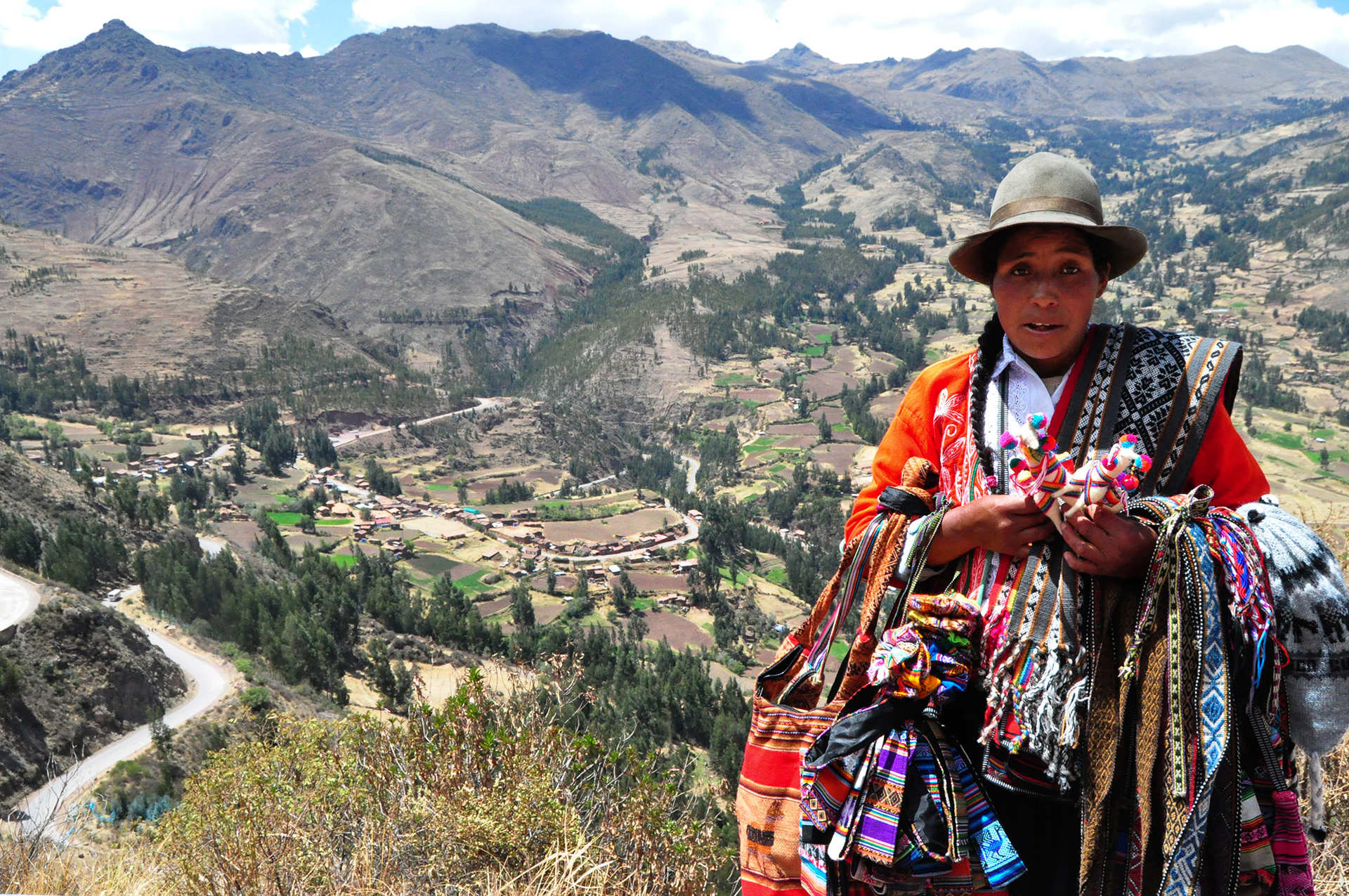Artesana vendiendo en Pisac