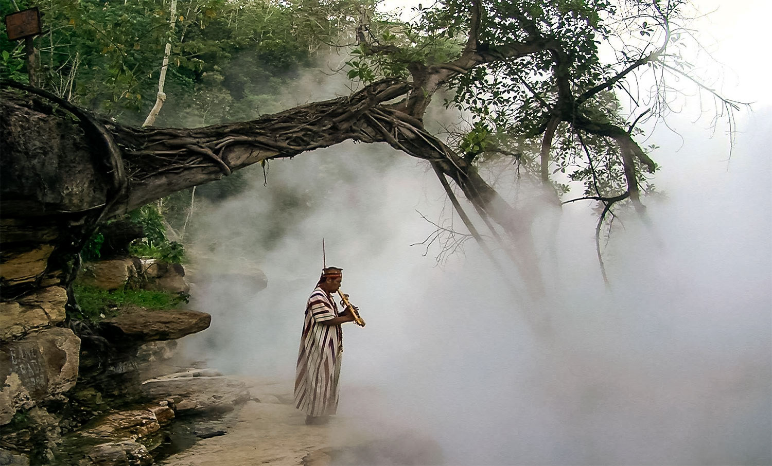 MAESTRO SHEREPIARI JUAN FLORES EN EL RÍO MAYANTAYACU
