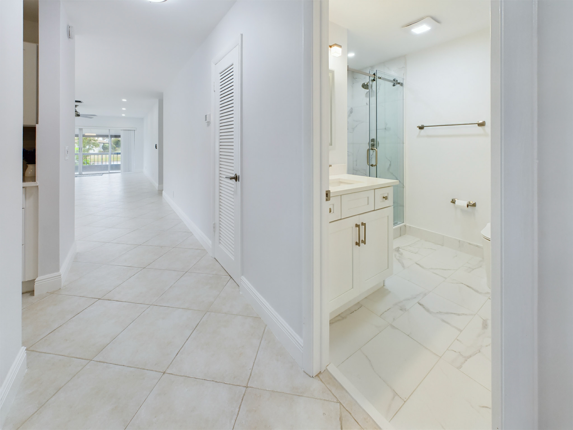 HALLWAY / BATH