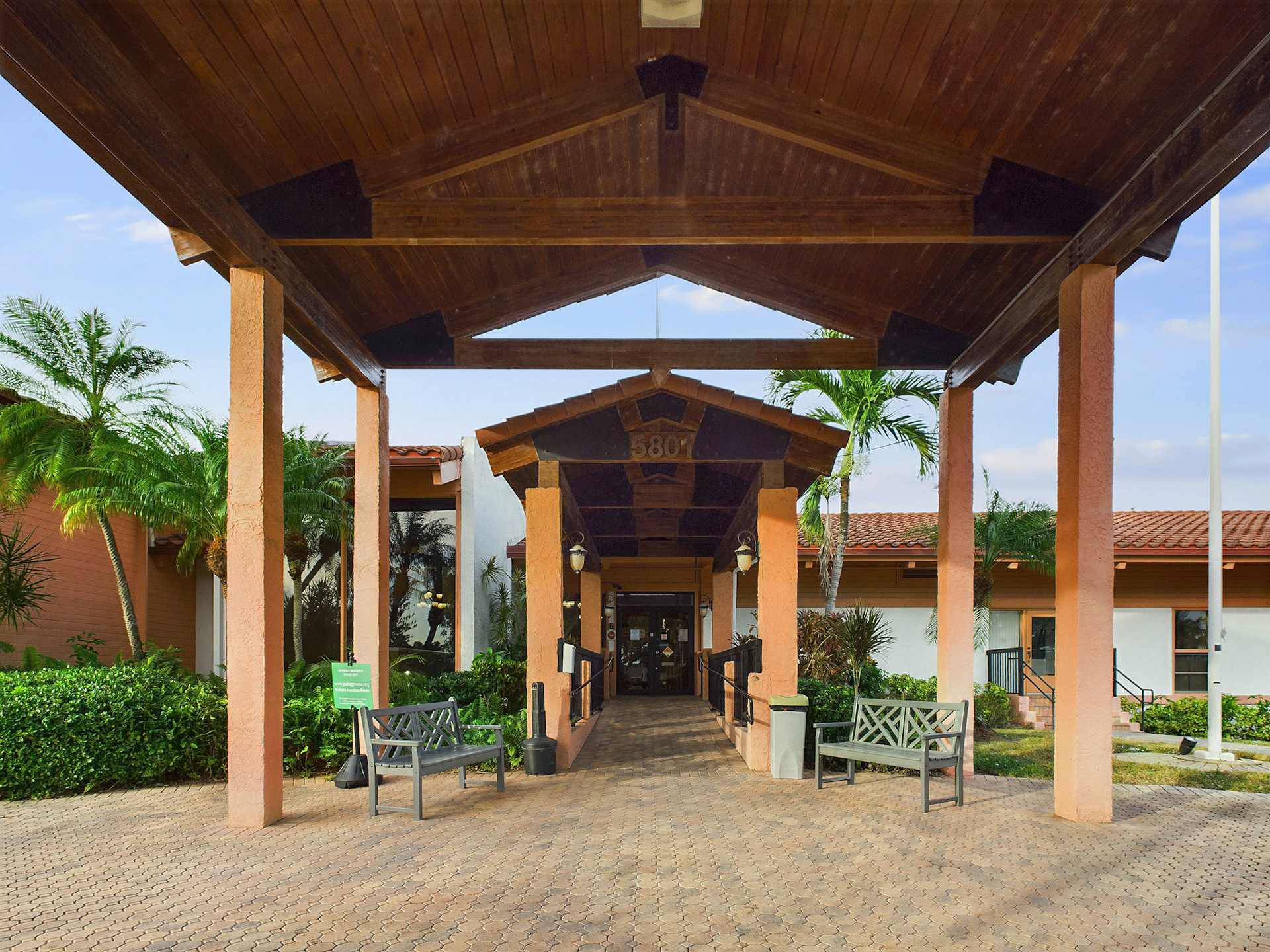 CLUB HOUSE