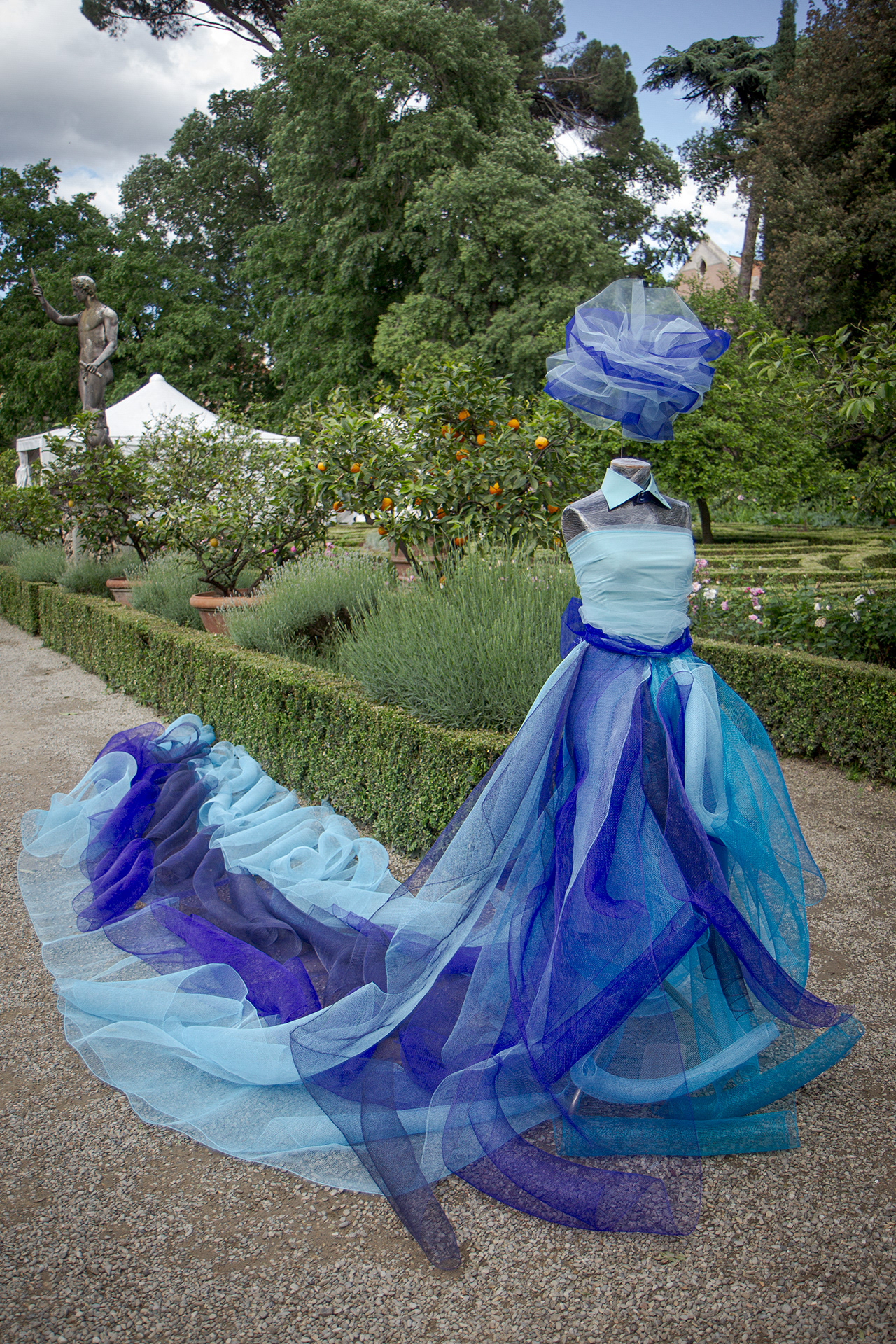 Textural Elegance: exploring the architecture of fashion through the lens, highlighting the quality of fabrics and tailoring excellence | Artigianato e palazzo