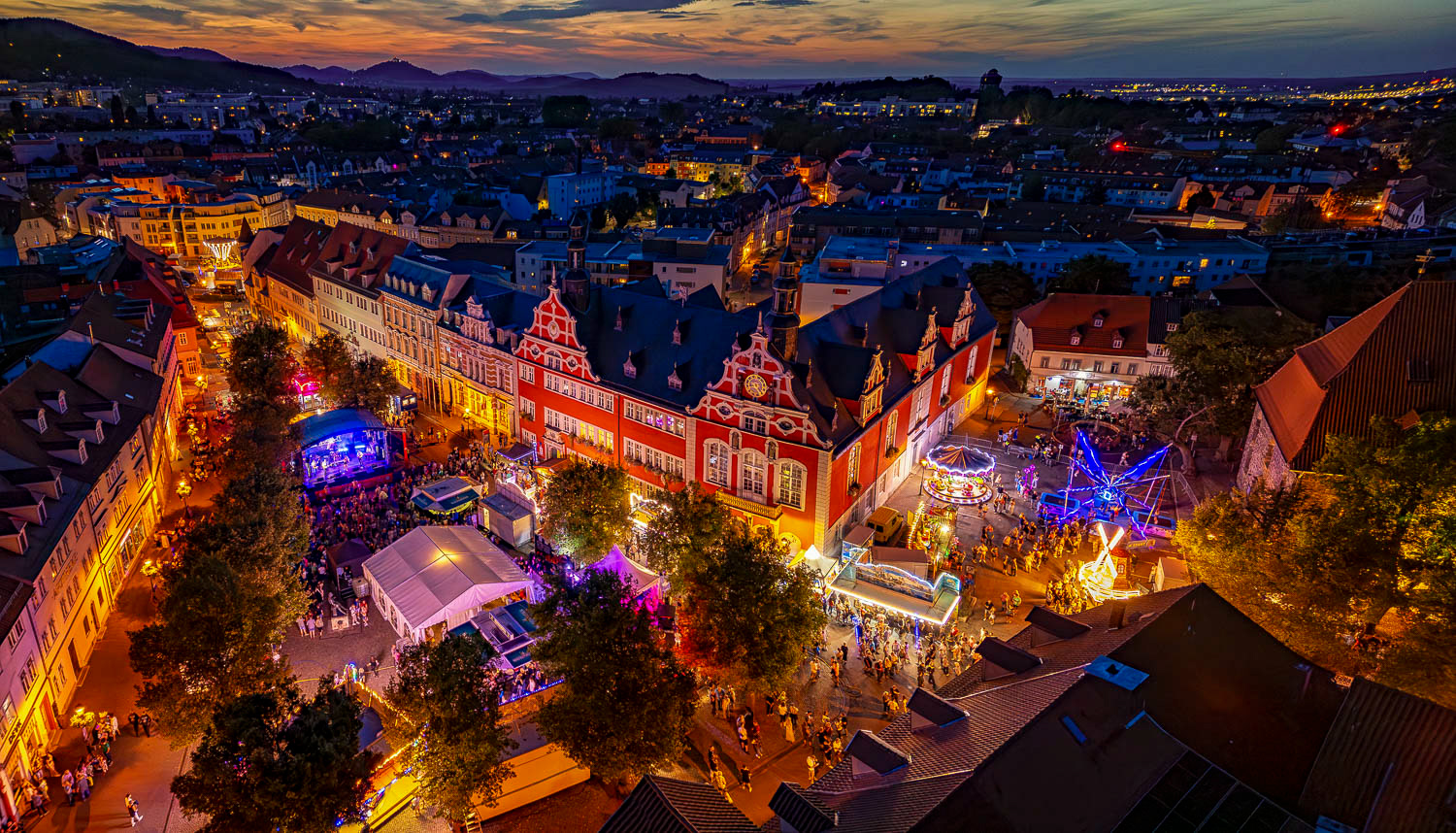 Buntes Treiben auf dem  Arnstädter Marktplatz zum Stadtfest
