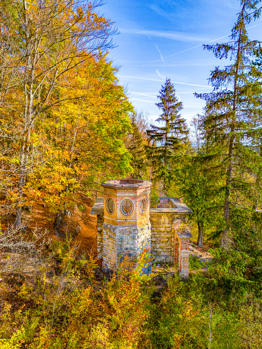 Winklers Gruft, versteckt im Wald am Fuße der Alteburg
