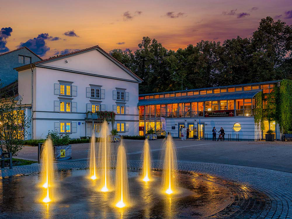 Theatervorplatz in der Dämmerung