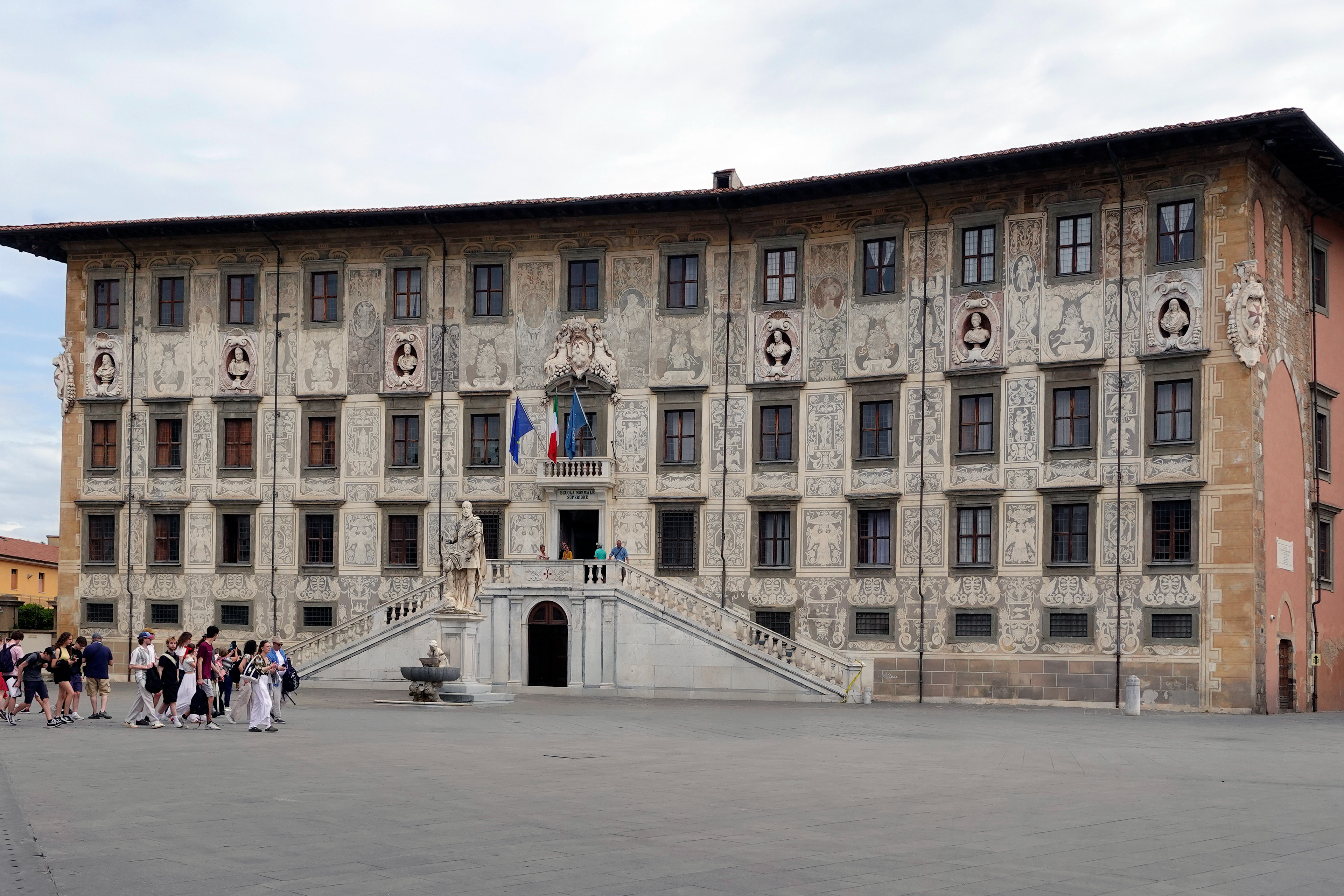 Piazza dei Cavalieri is a Pisa landmark. The Palazzo della Carovana is covered with intricate sgraffito, an decorative technique of scratching through a surface to reveal a contrasting color.