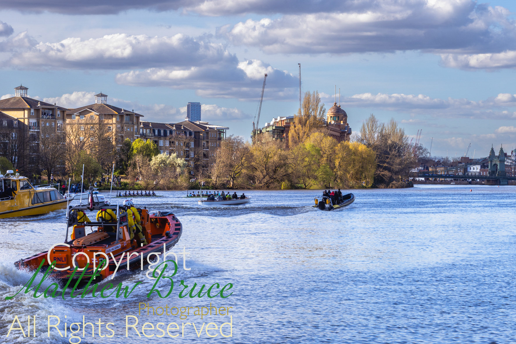 Oxford v. Cambridge Boat Race heading towards Hammersmith