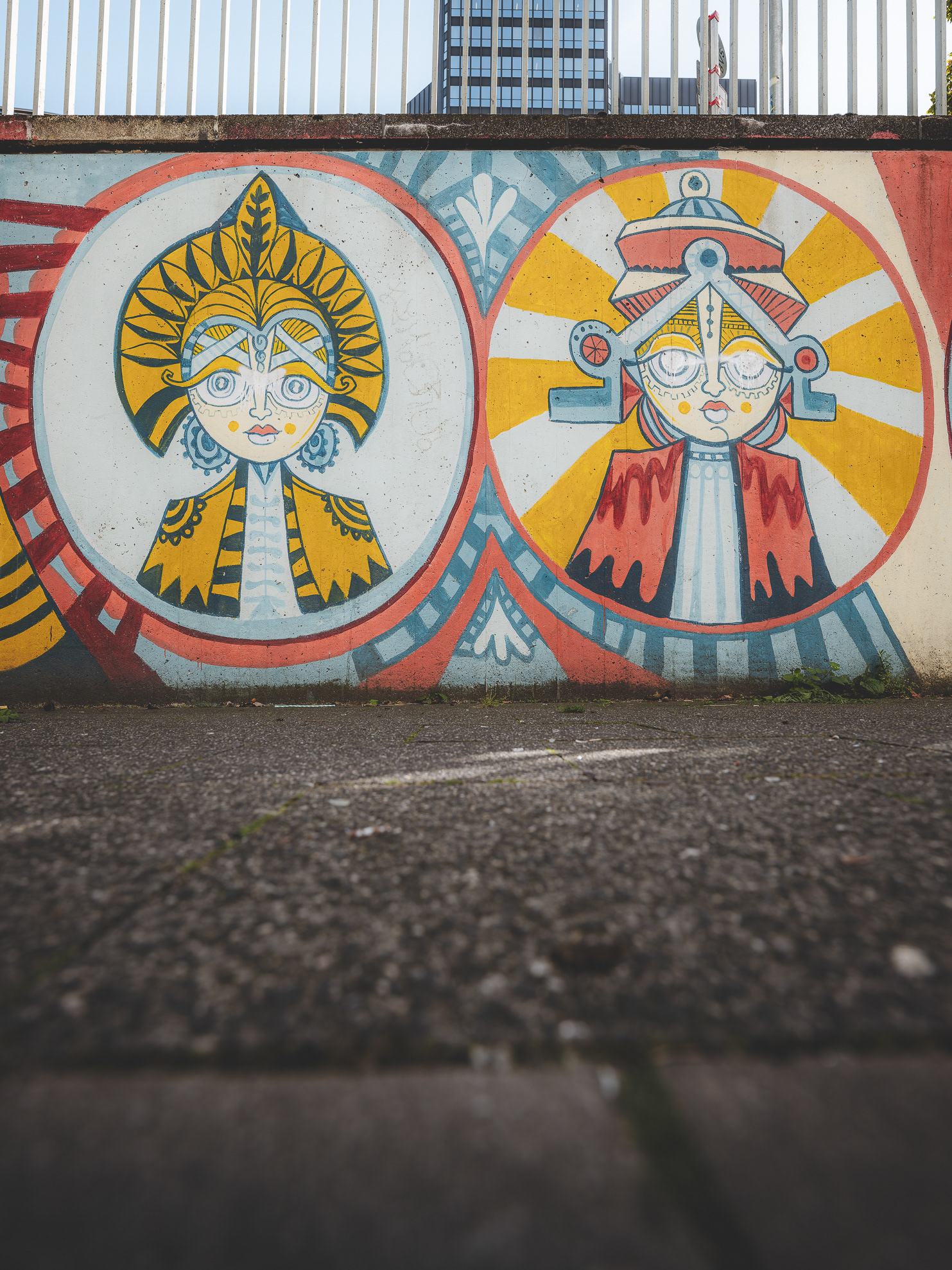 Mural "Gesellschaftliche Gegensätze" by Ursula Meyer