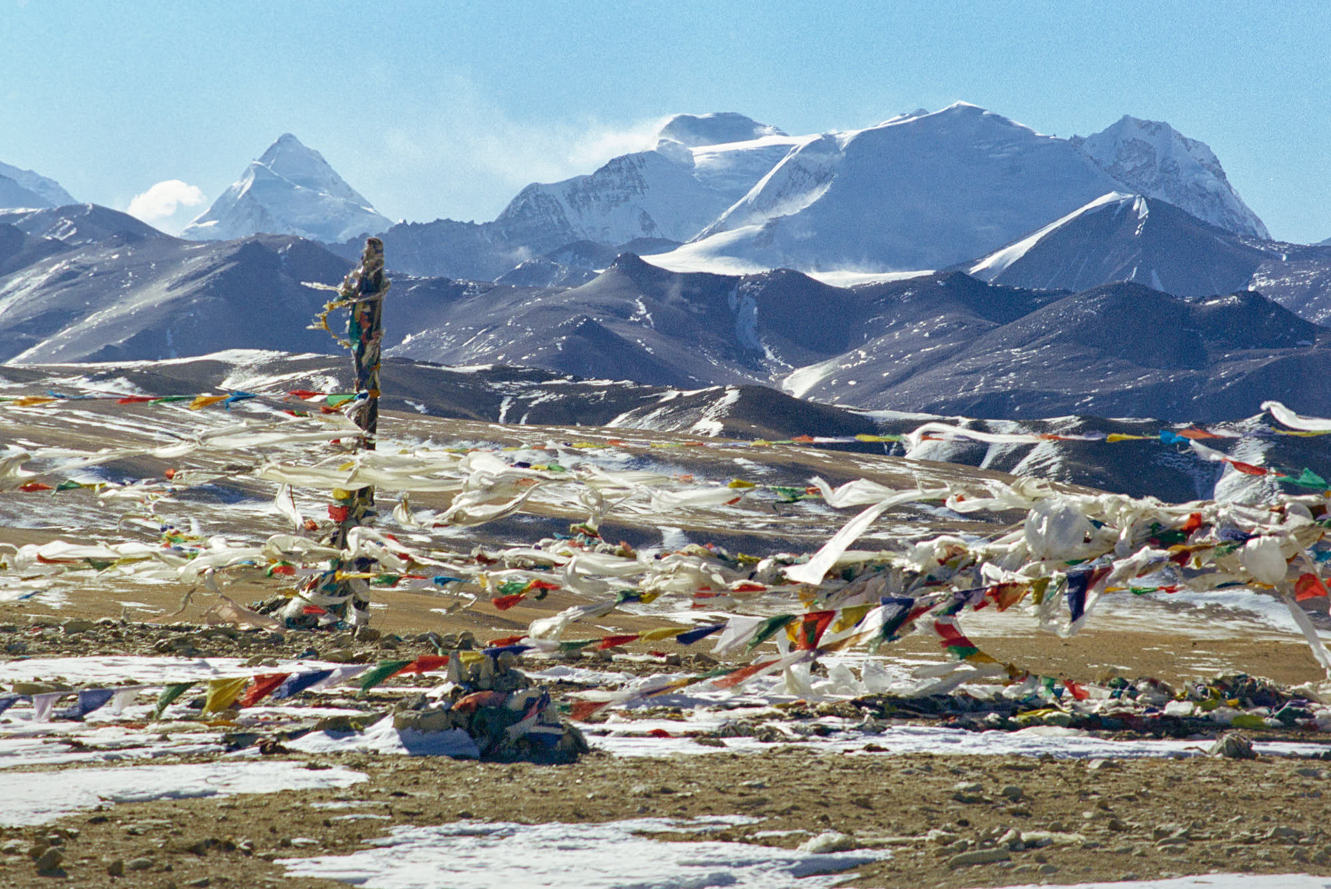 Tibet pass - everywhere in Tibet you can find these flags on the highest travel points.