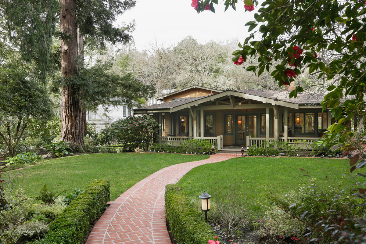 craftsman-style-single-story-house-withwide-front-porch-and-deep-front-garden