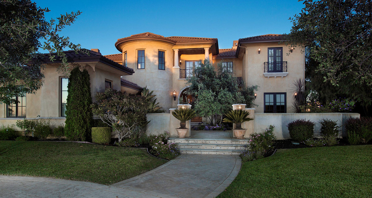 Italianate-stucco-home-at-twilight