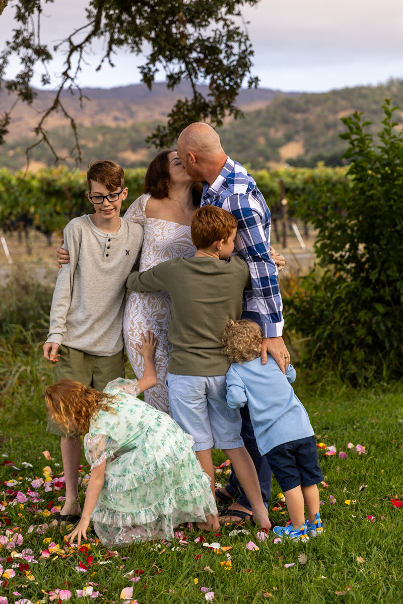 children-play-parents-kiss-inNapa-Valley-Vineyard-Park