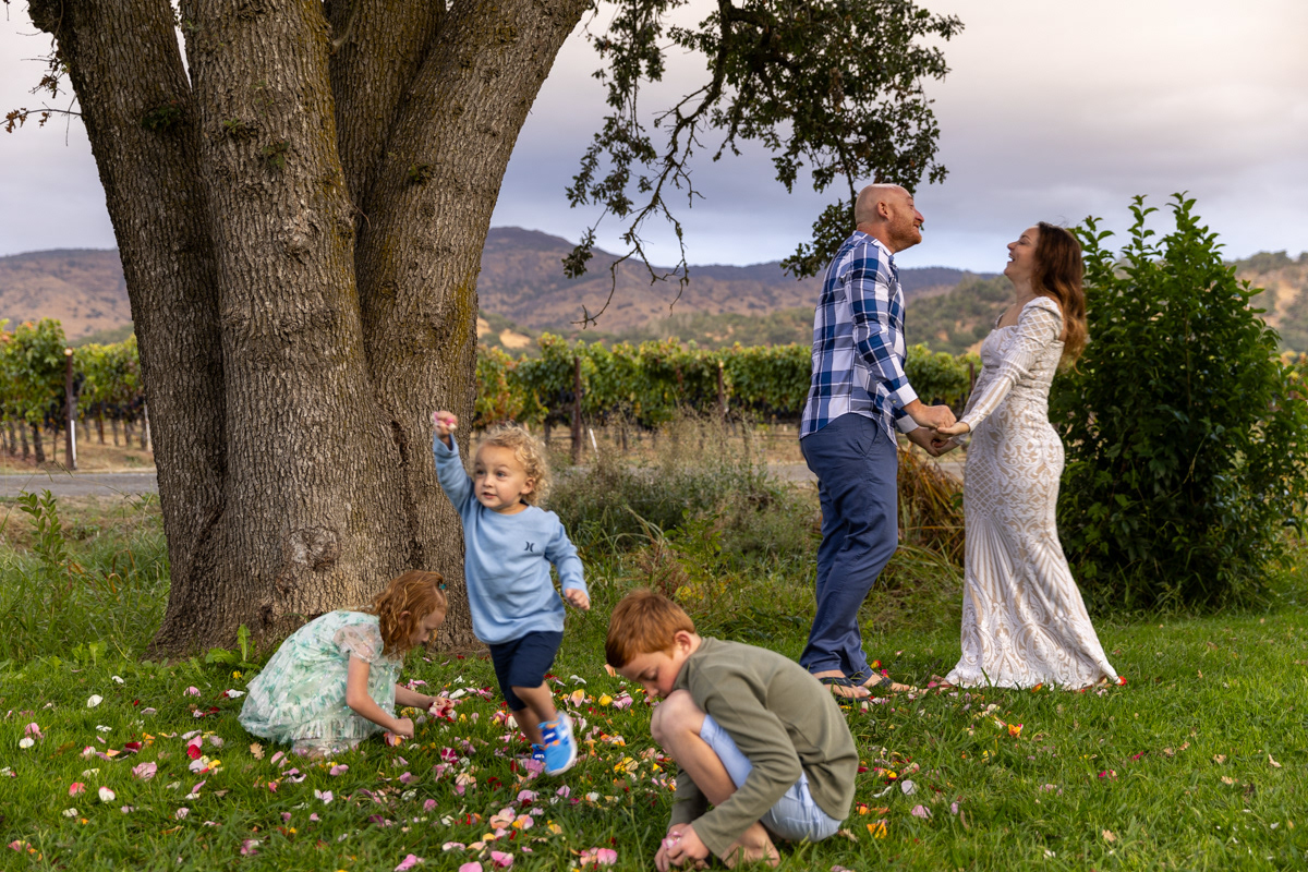children-play-in-vineyard-parents-dance