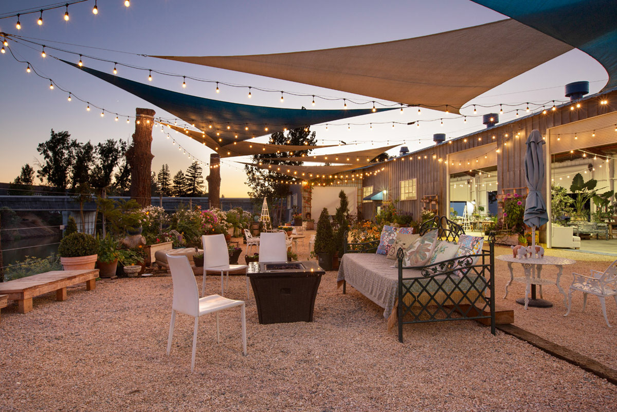 Napario-event-space-exterior-at-twilight