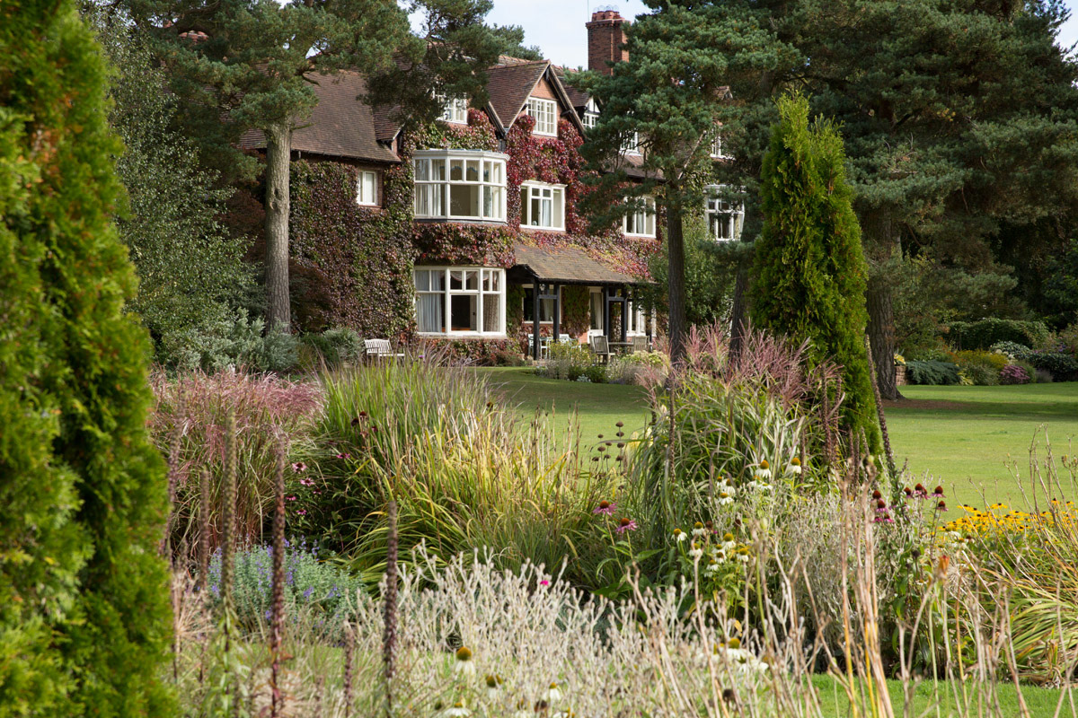 English-Manor-manicured-english-garden