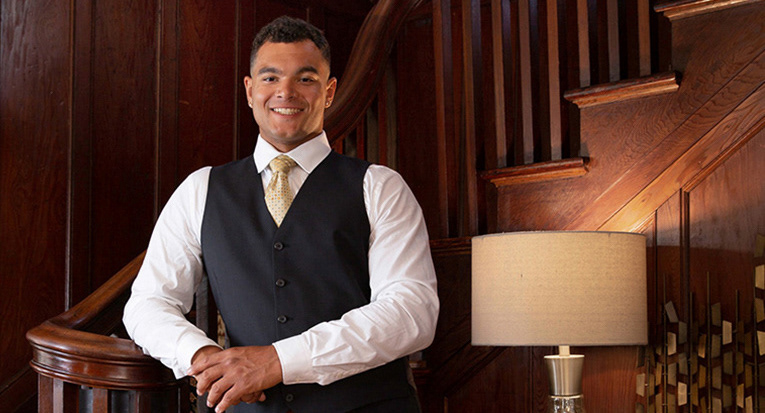 Business-Man-Portrait-dressed-in-white-shirt-tie-and-vest-leans-on-balustrade