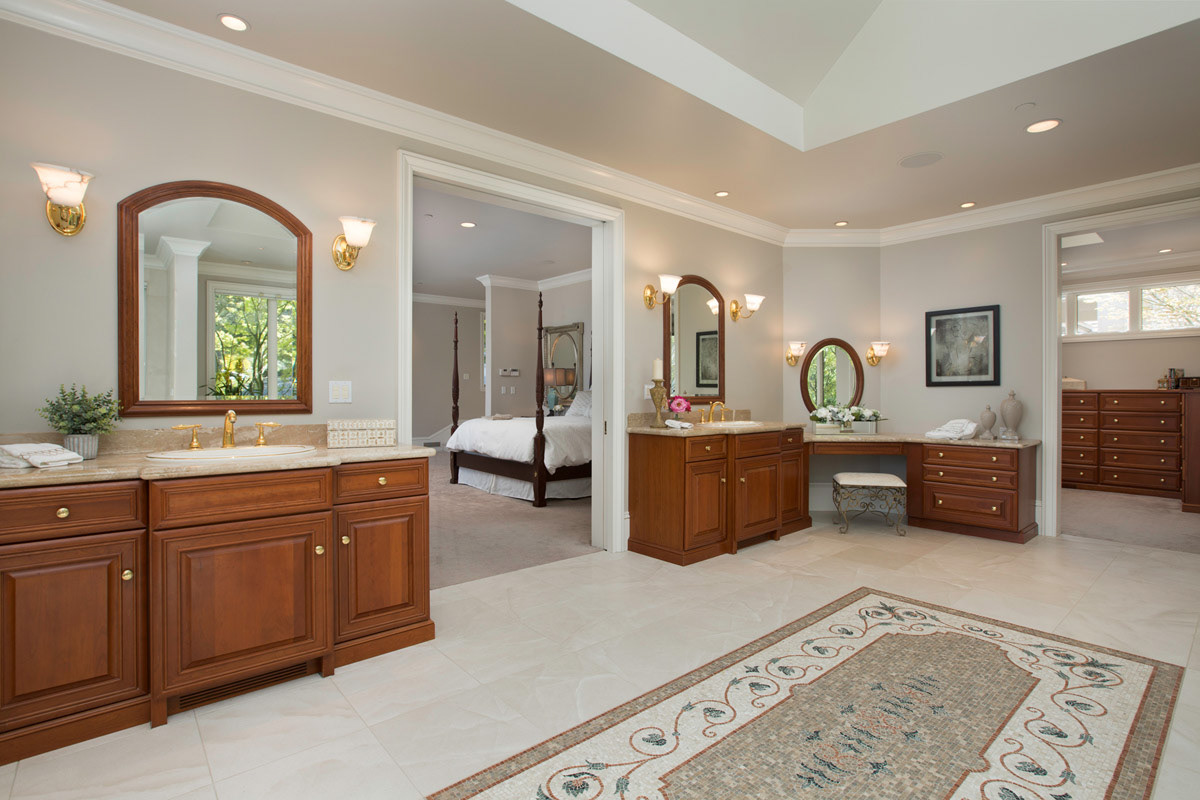 large-bathroom-with-marble-tiled-medallion-floor