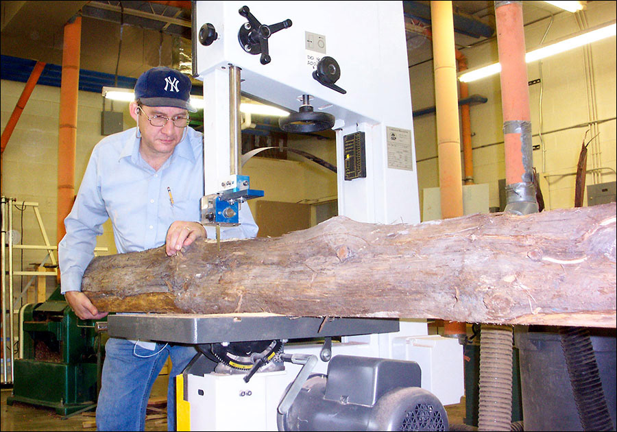 Boarding of log on bandsaw