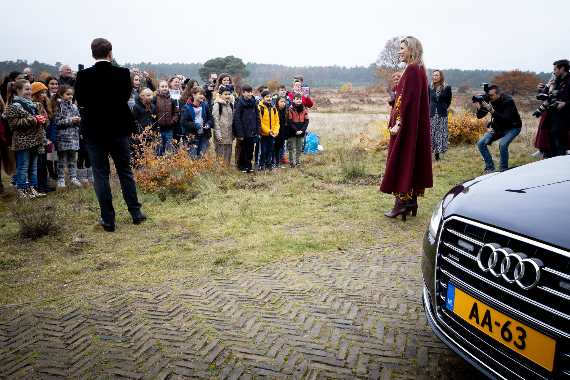 Koningin Máxima praat met schoolkinderen na afloop van de uitreiking van de Cultuurfonds Prijs