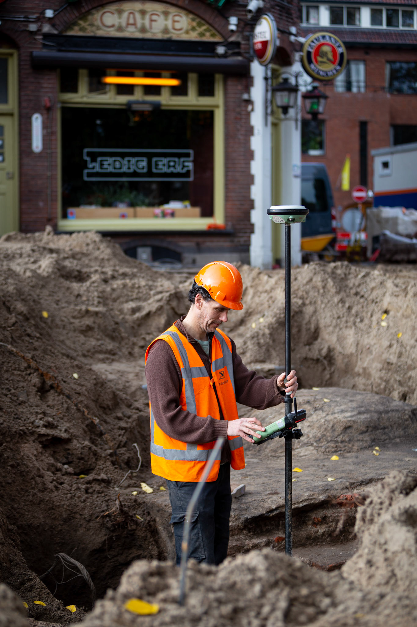 Archeoloog Jeroen van der Kamp van Gemeente Utrecht bij resten van de oude stadsmuur. Opgraving op de Tolsteegbarrière.