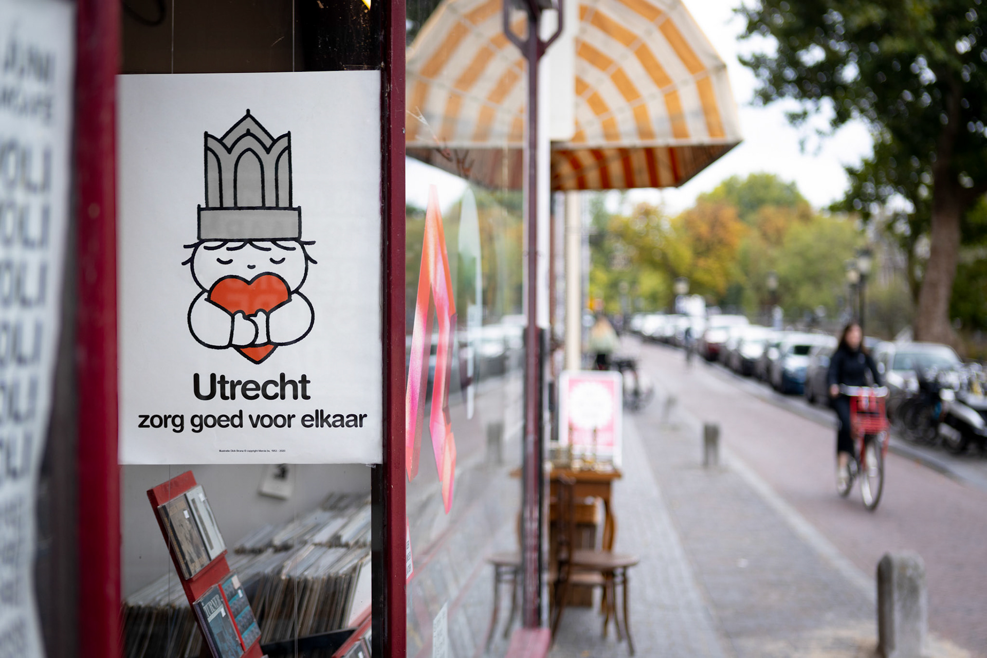 Utrecht zorg goed voor elkaar. Poster in de etalage van de Plaatboef aan de Oudegracht, Utrecht.