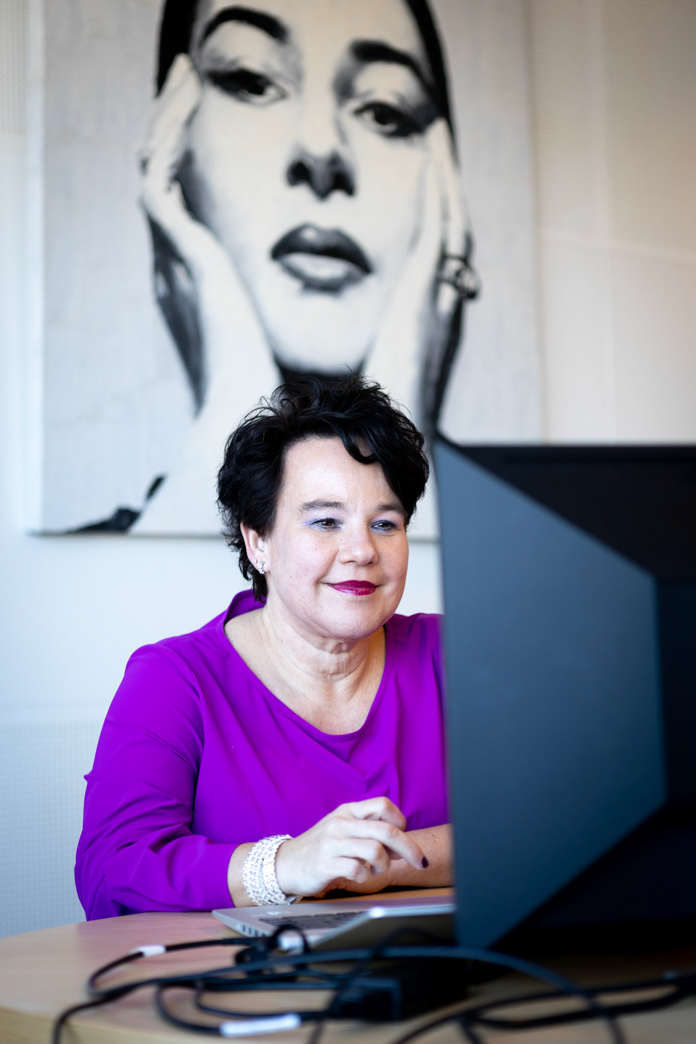 Burgemeester van Utrecht, Sharon Dijksma tijdens een Zoom-overleg op haar werkkamer in het Stadskantoor.