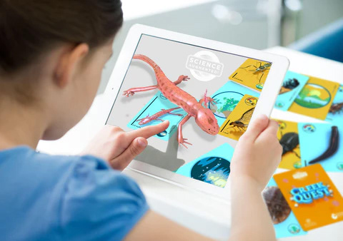 Aplicación educativa que enseña sobre ecosistemas y especies en peligro de extinción por el medio de un juego de momoria de cartas.