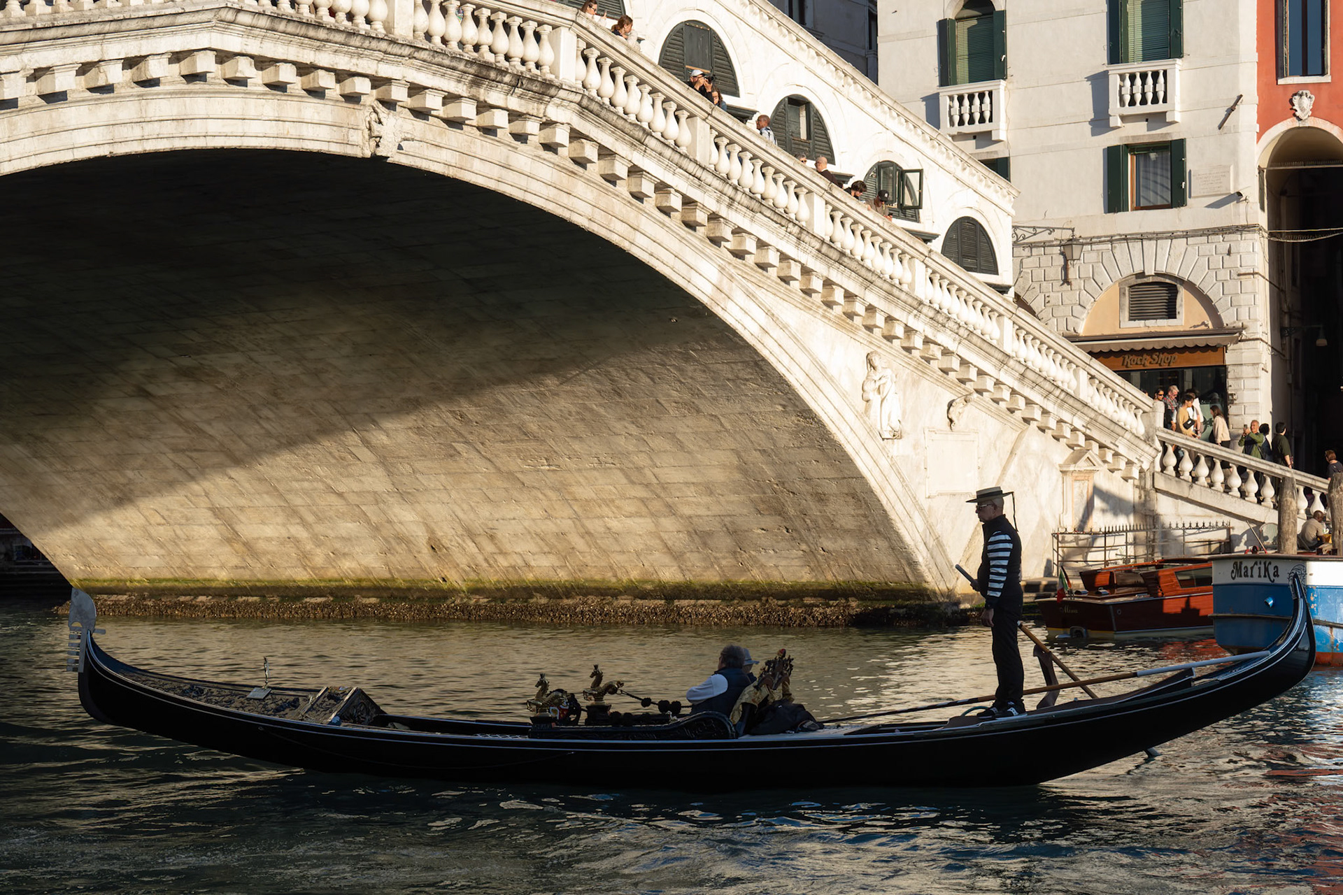 Gondola going under the Rialto Bridge in Venice