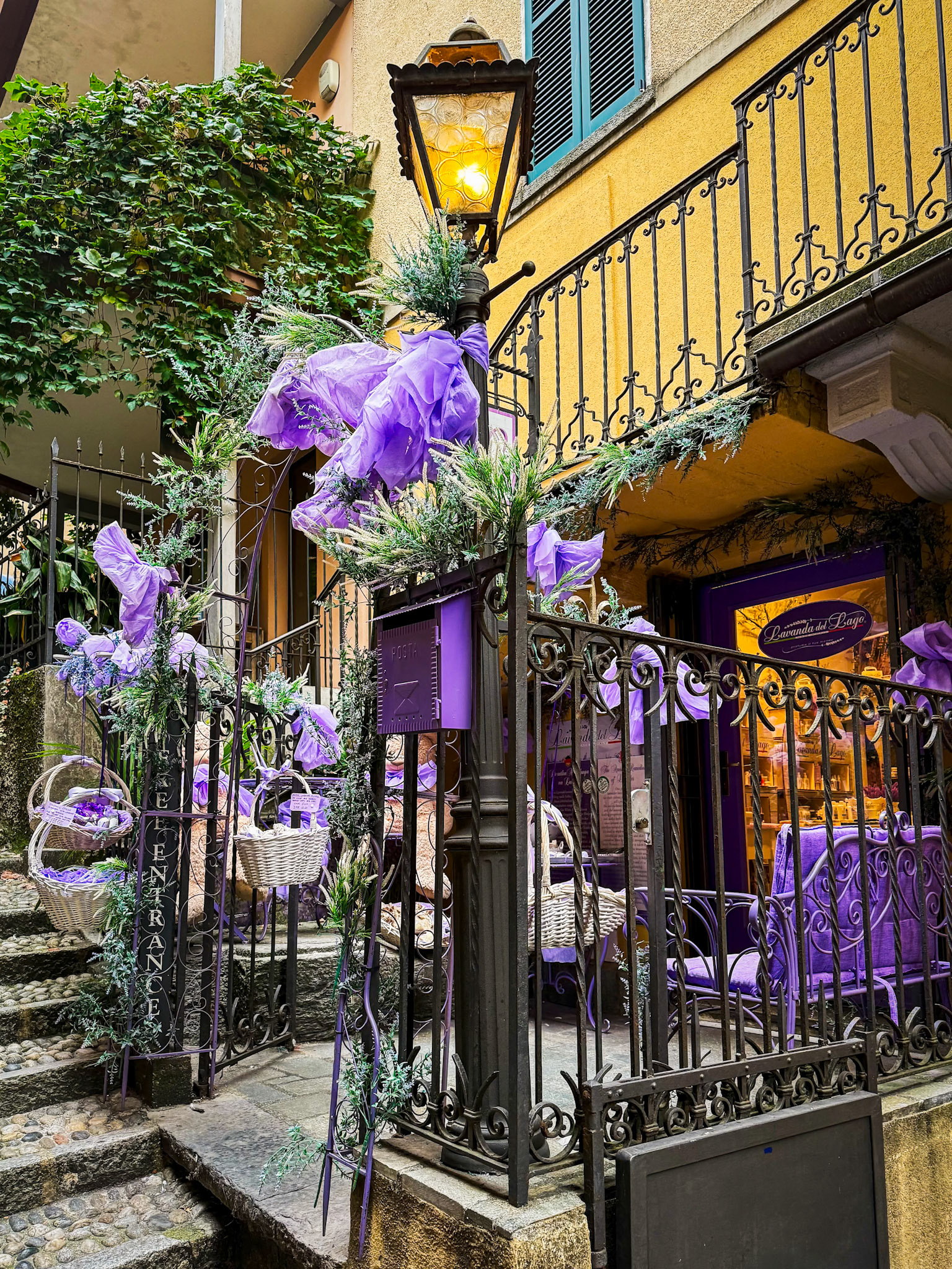 Lake Cuomo Courtyard