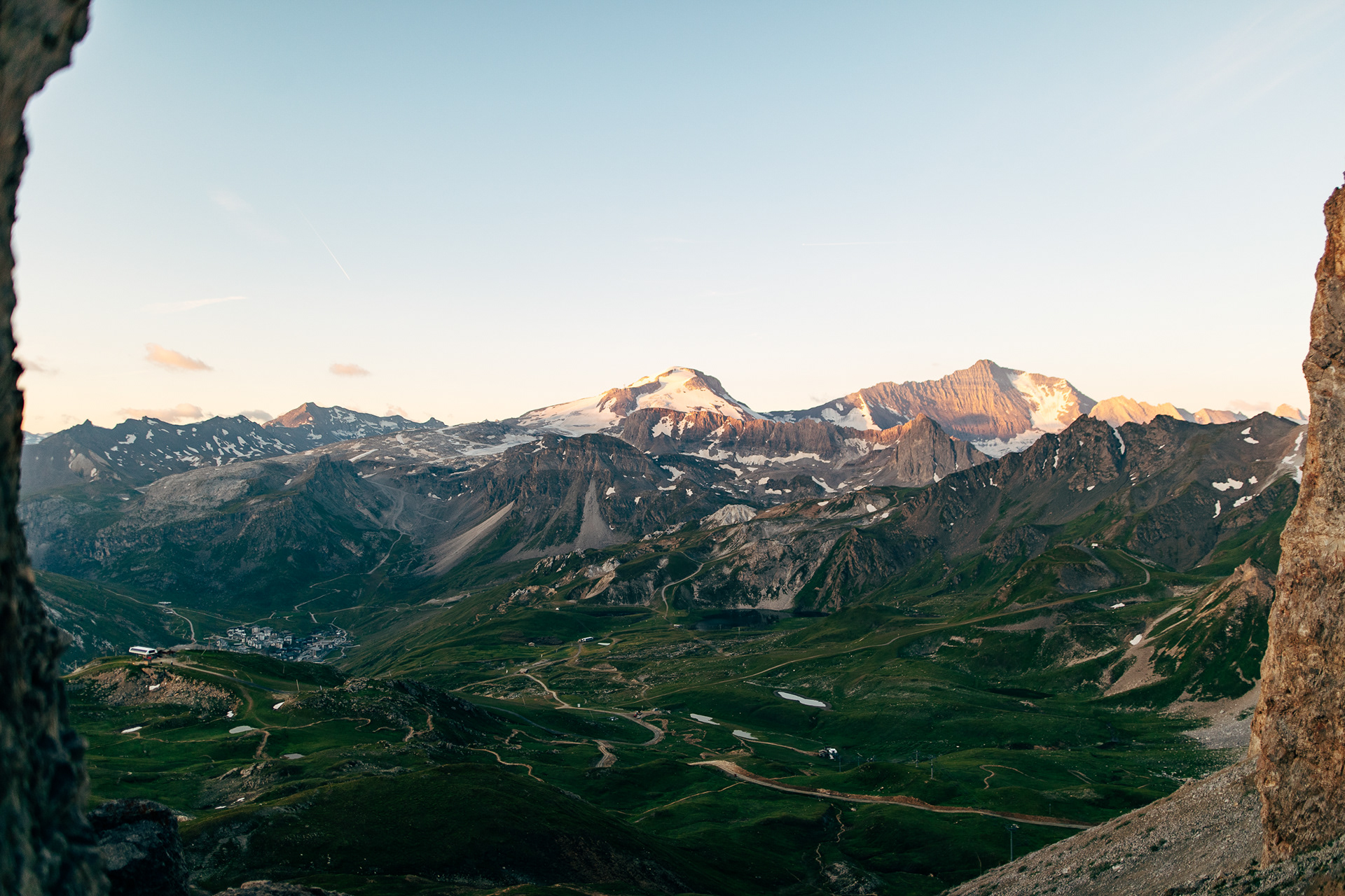 Lever de soleil sur le Glacier de la Grand Motte et la Grande Casse depuis l'aiguille percée, Tignes - 2024