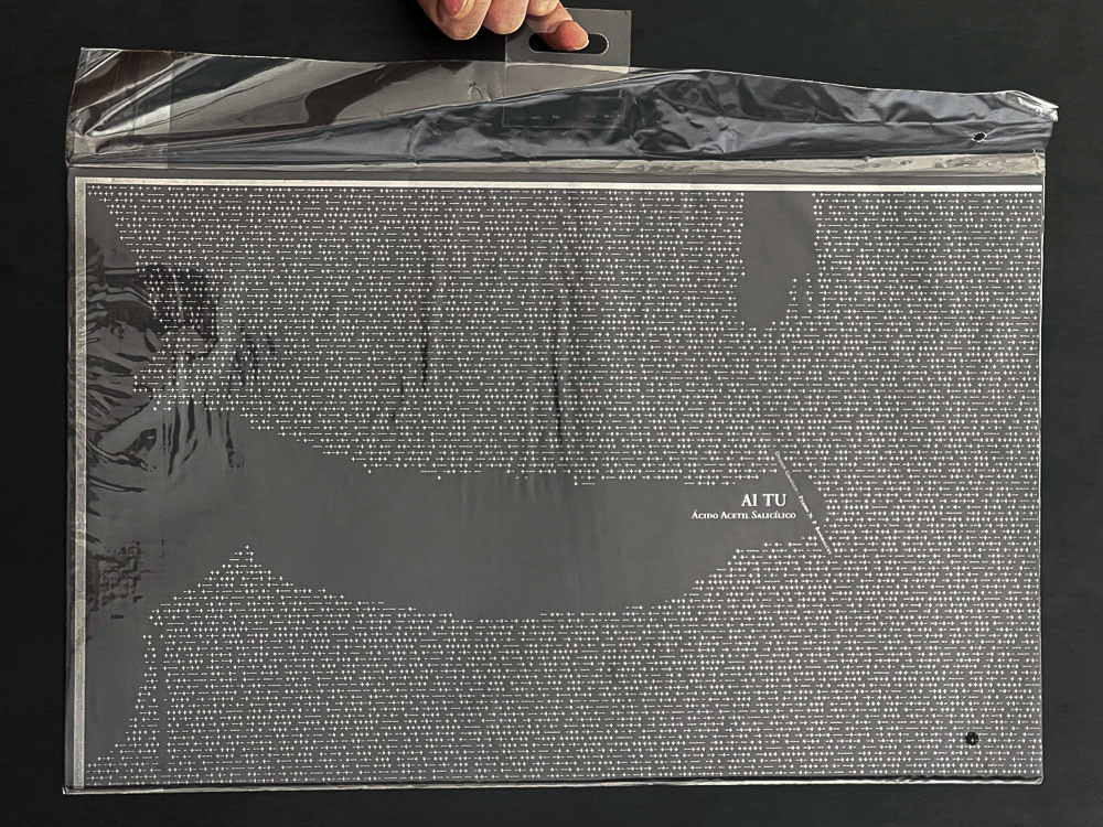 Image of Ai Tu Book&Canvas, a print project that is both a book and an art canvas. This is an image related to a project inside Pedro Rodrigues (Treze413) graphic design portfolio.
