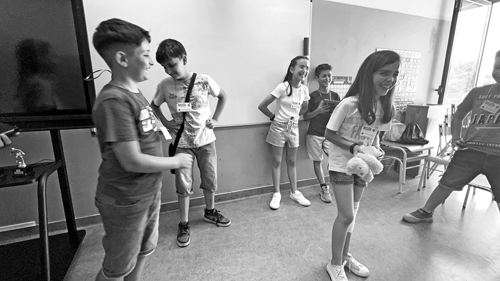 Image of six children rehearsing and having a lot of fun. This is an image related to a project inside Pedro Rodrigues (Treze413) graphic design portfolio.