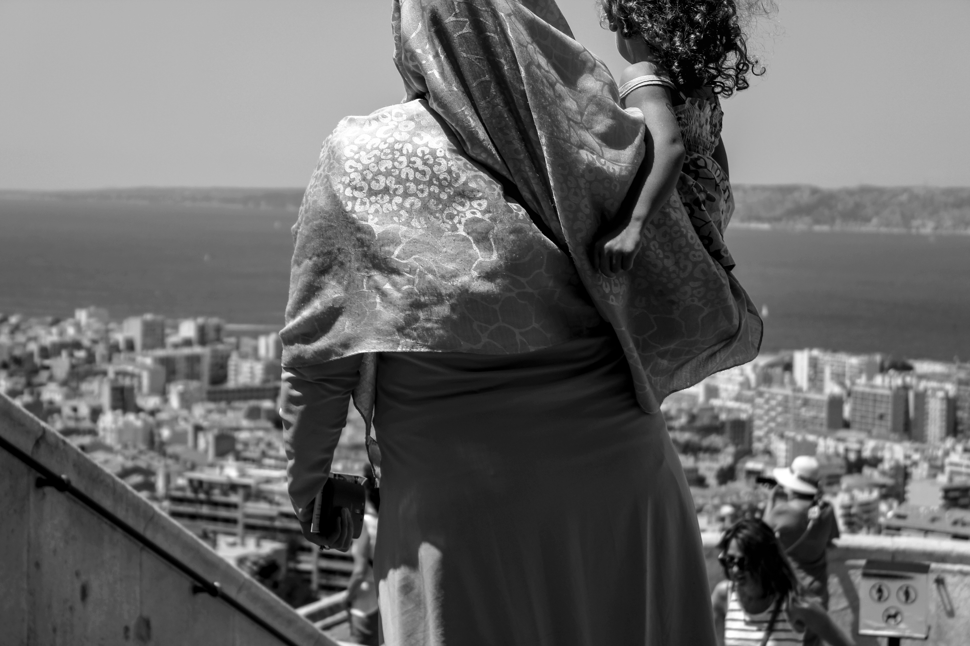 Mise en abyme, femme voilée tenant son enfant au pied de Notre Dame de la Garde