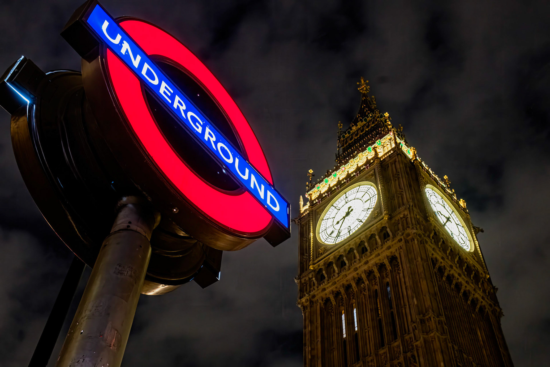 Två ikoniska kännetecken för London i samma bild