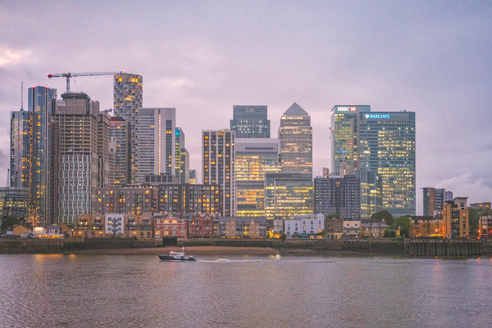 Canary Wharf från O2 under en regnskur.