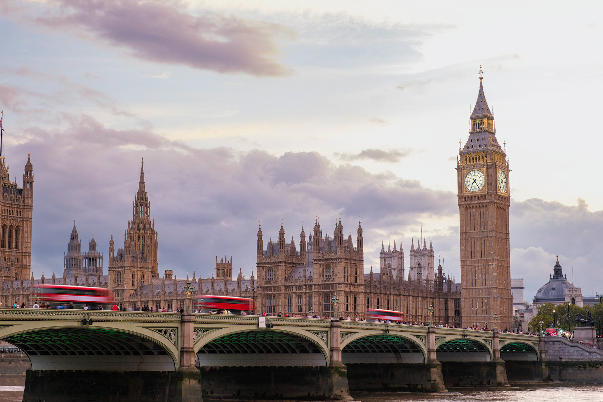 Big Ben och tre dubbedäckare på Westminster Bridge