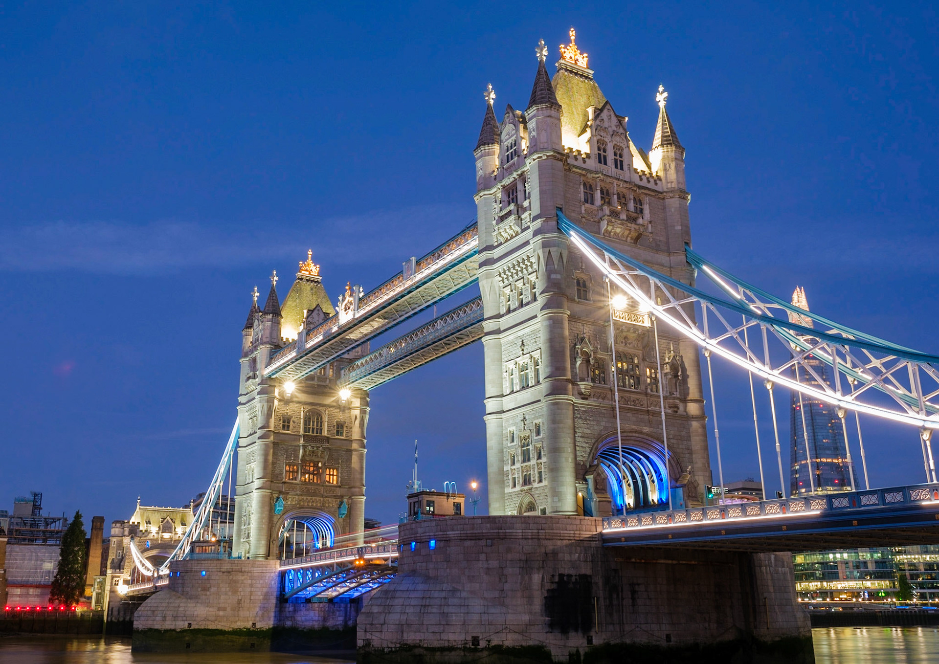 Tower Bridge under blå timmen.