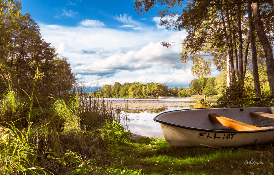 On a beautiful late summer afternoon I found this boat laying next to the lake. It had rain water inside and moss on the outside looking rather scabby. But the good light and some touch up made the trick.