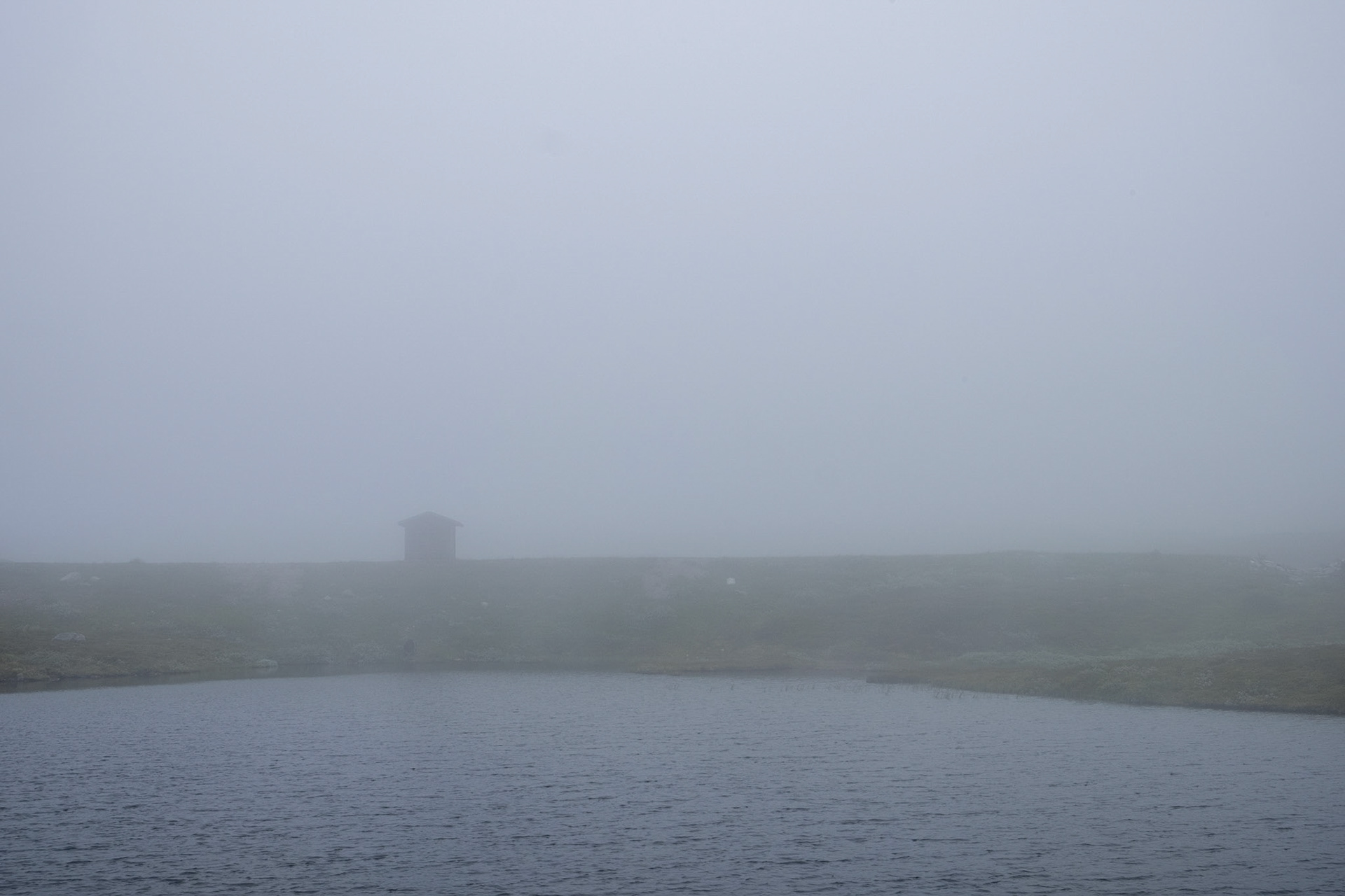 On a foggy morning hike to Stendalen we found this house by the small lakes behind Rödkullen. 