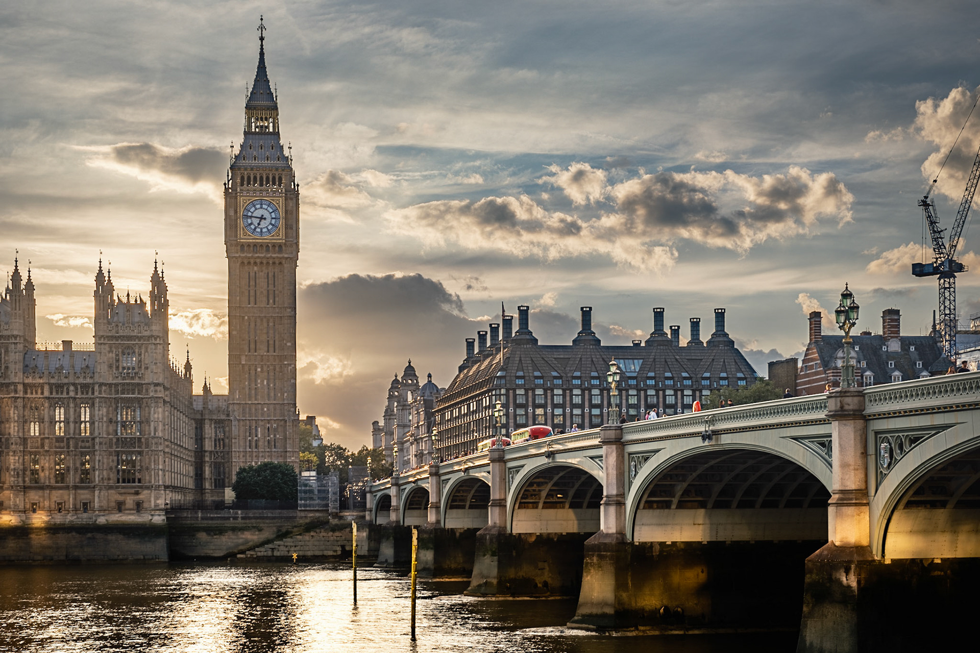 Big Ben och dubbeldäckare på Westminster Bridge i solnedgången