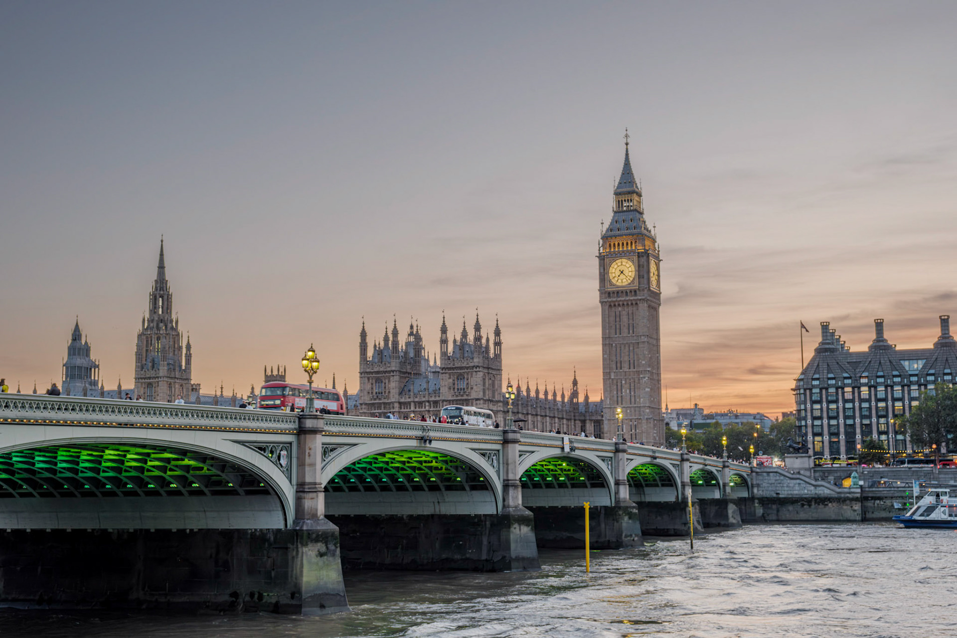 Big Ben och Westminster från andra sidan bron