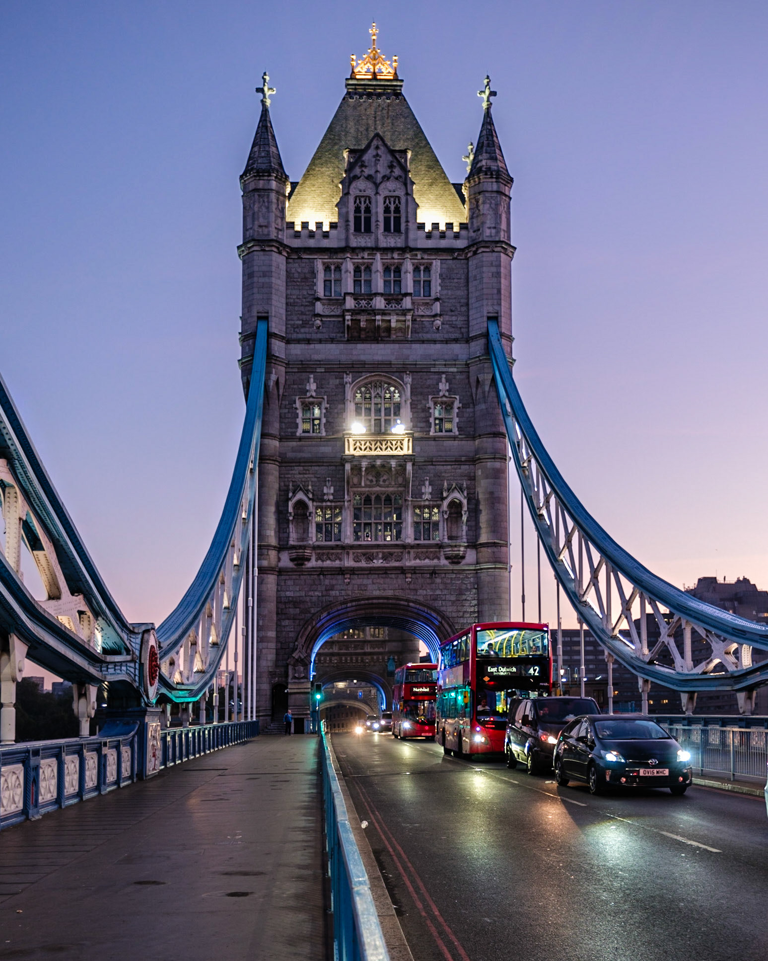 Dubbeldäckare på rad över Tower Bridge