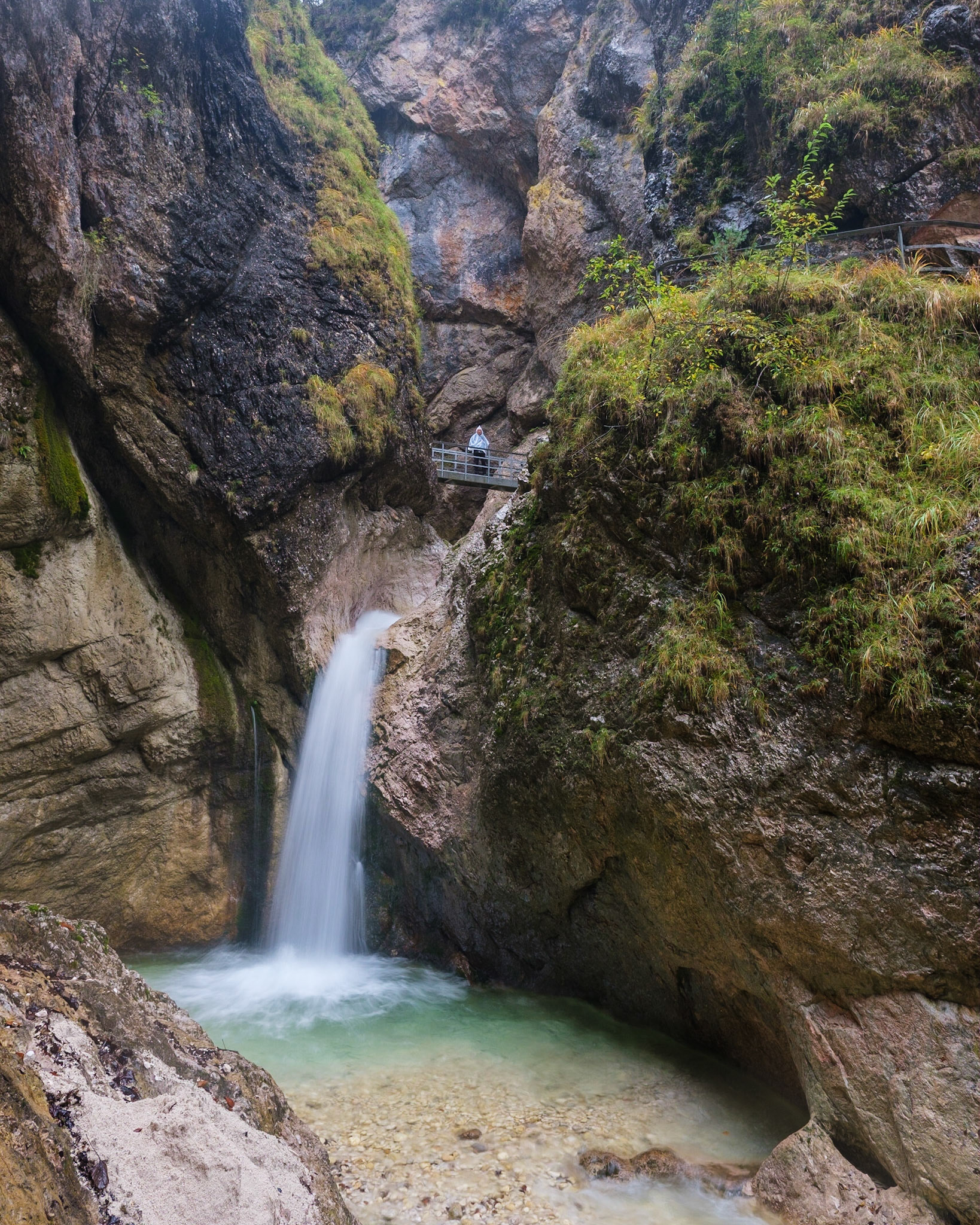 Ravinen Wimbachklamm men vattenfall och små floder och bäckar