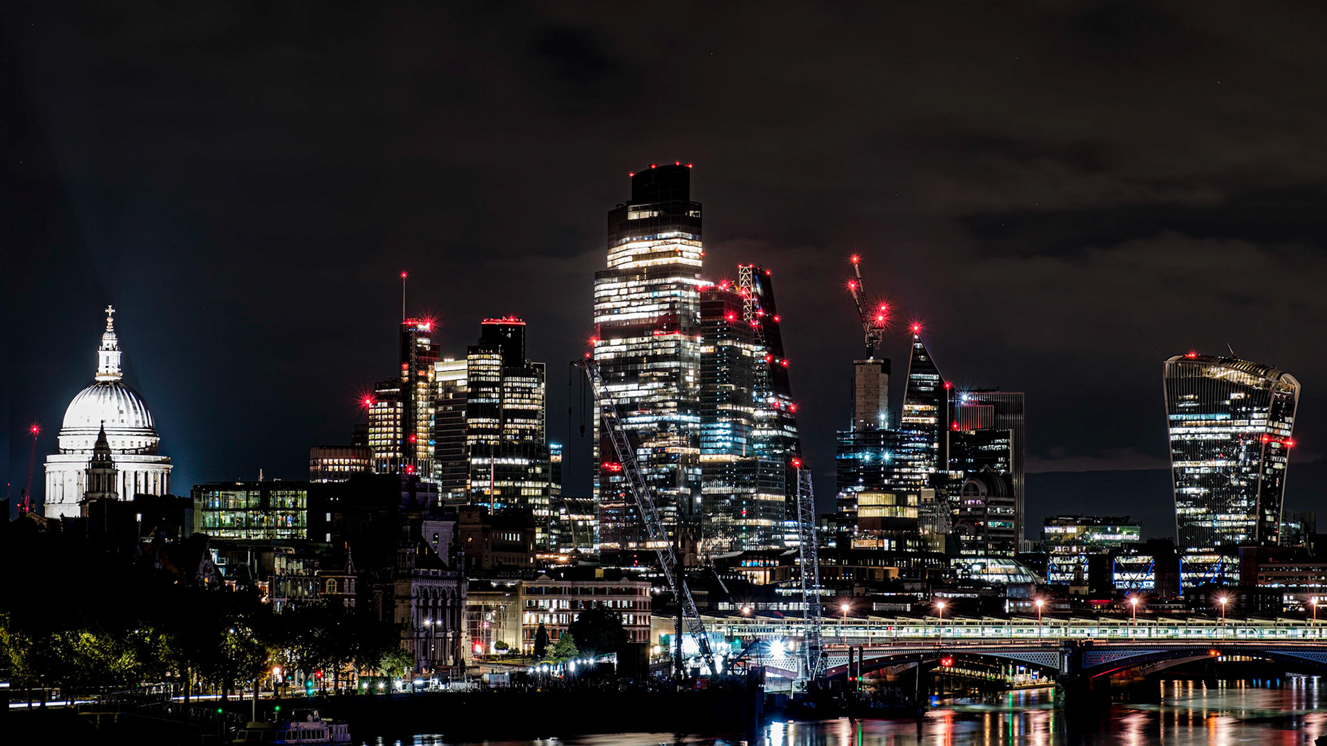 Nattvy (eller egentligen tidig morgon) från Waterloo bridge mot Blackfriars Bridge, S:t Paulkatedralen och skyskrapor.