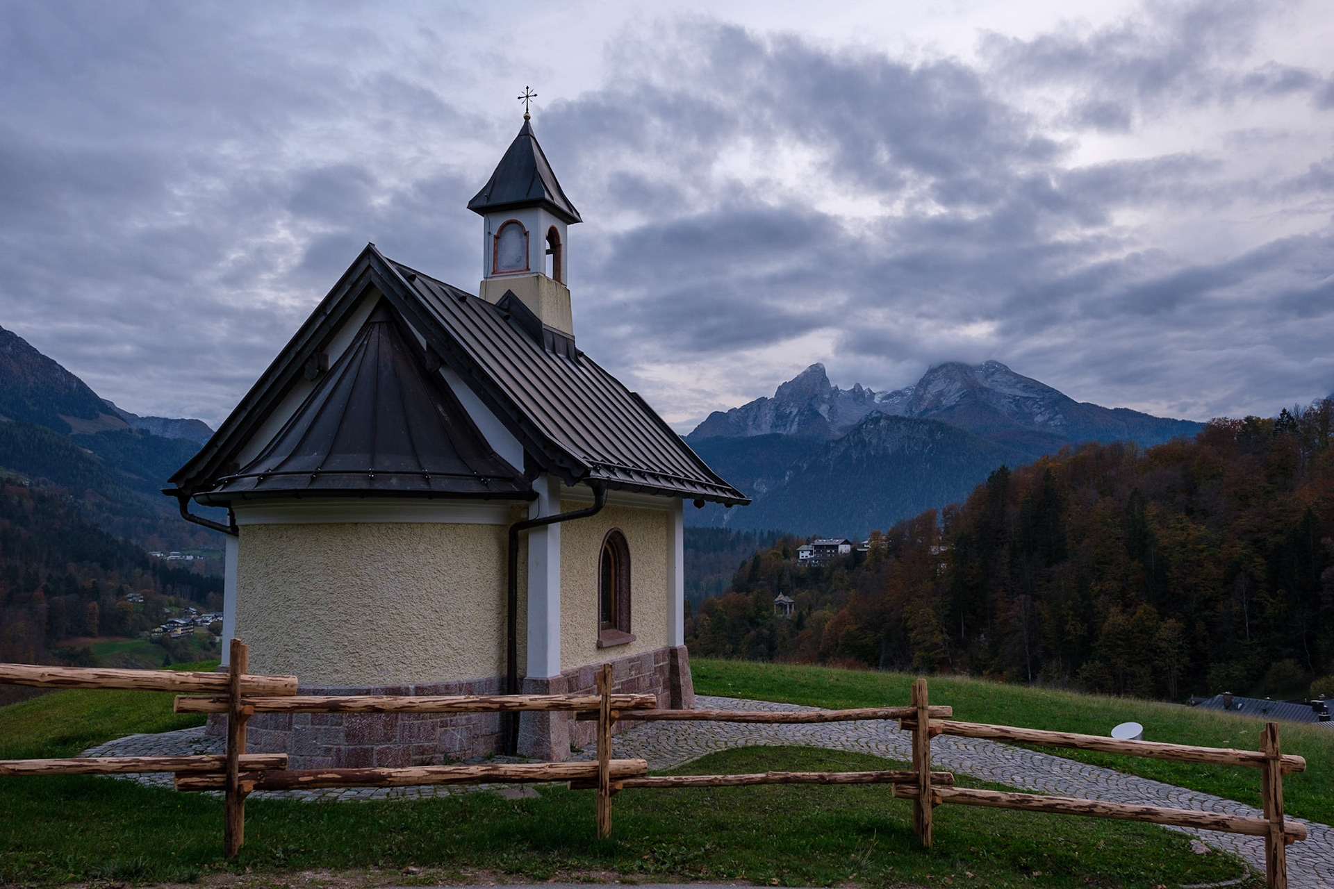 Kirchleitn Kapellet med berget Watzmann i bakgrunden