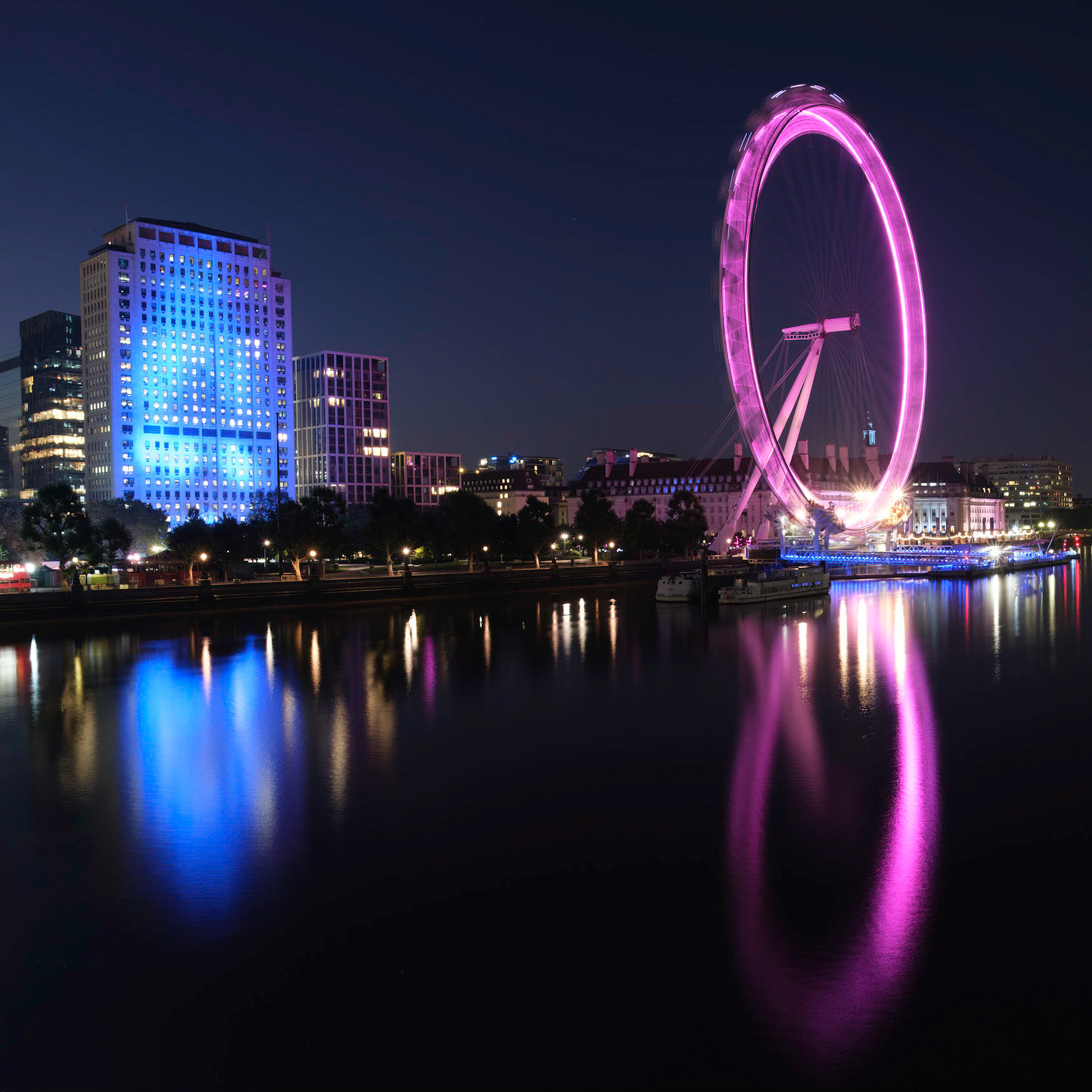 London Eye och reflexer i Themsen